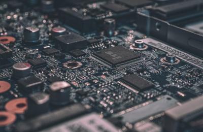 Detalhe de componentes de hardware em uma placa eletrônica