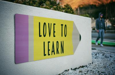 Letras coloridas representando diferentes idiomas