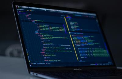 Código PHP exibido em um monitor