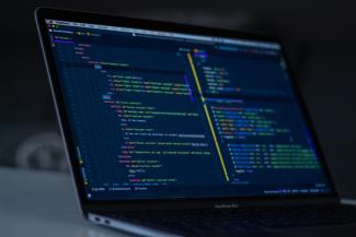 Código PHP exibido em um monitor